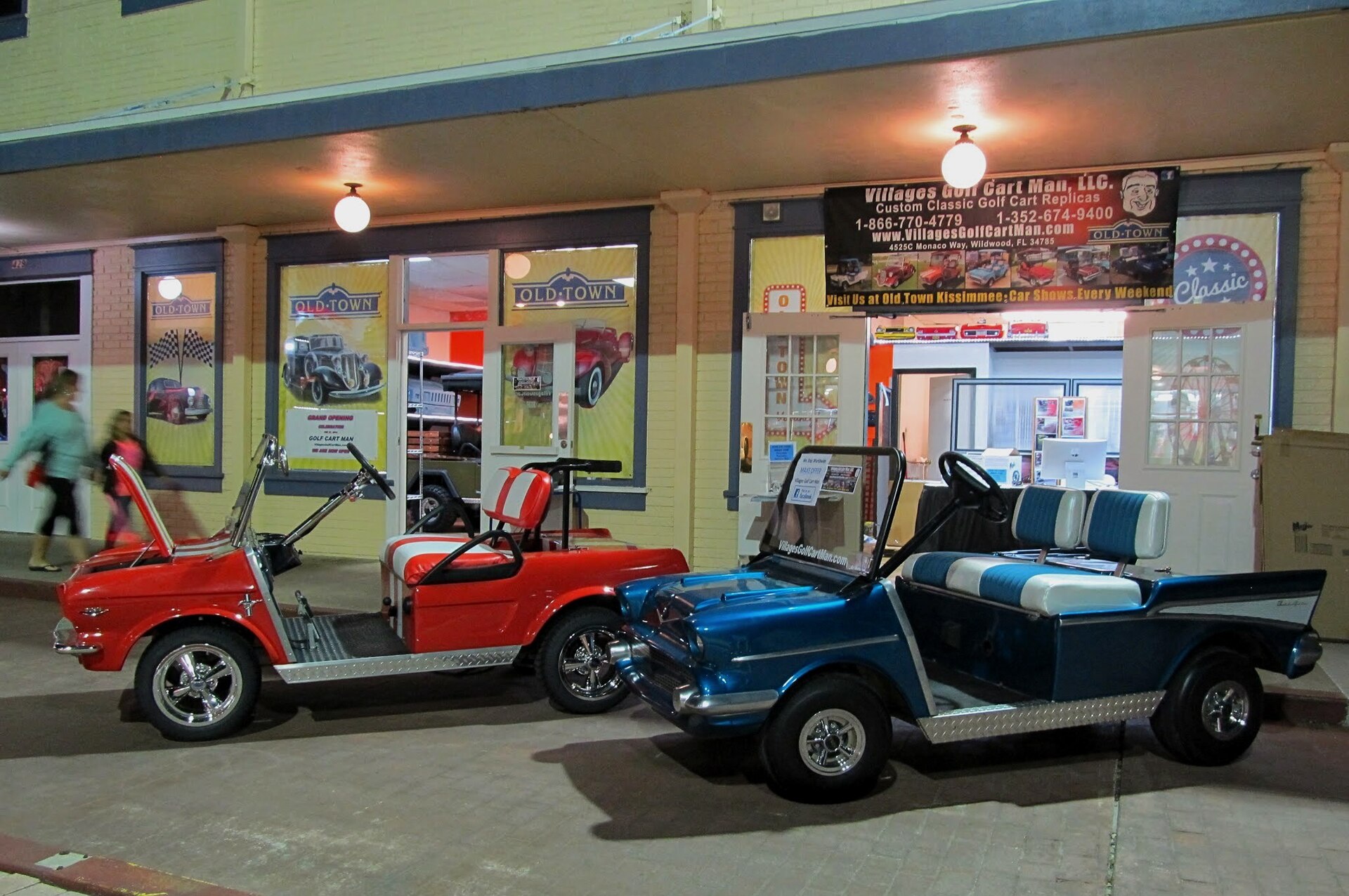 Loja de carrinhos de golfe decorados como carros clássicos, no Old Town