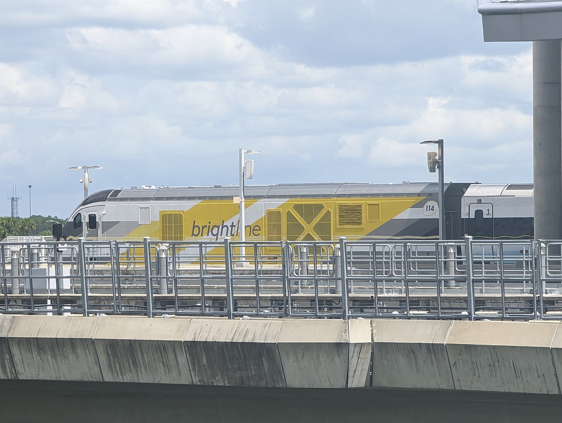 Trem da Brightline no terminal intermodal do Aeroporto Internacional de Orlando