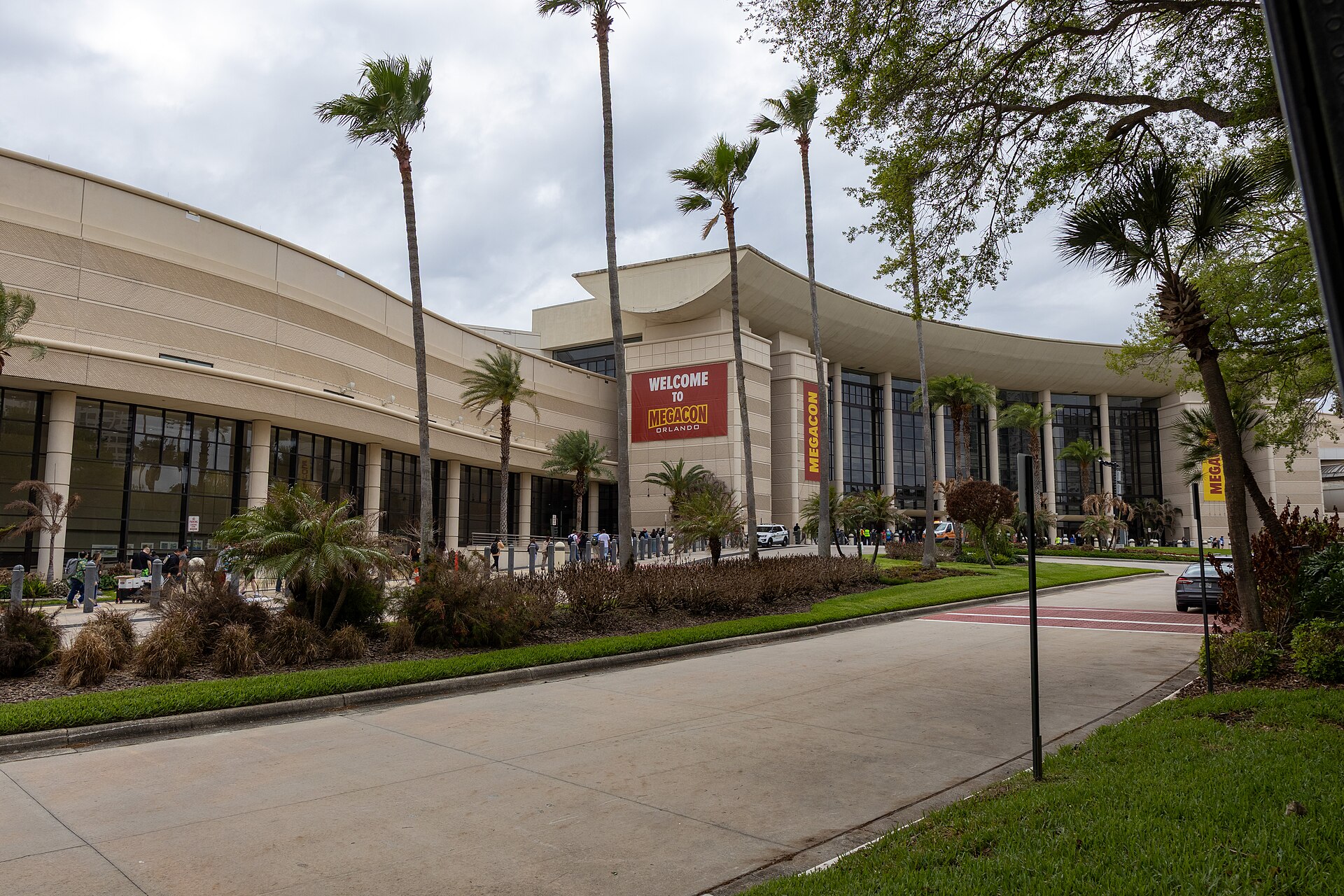 Fachada do West Concourse do Orange County Convention Center, em Orlando, durante a MegaCon de março de 2026