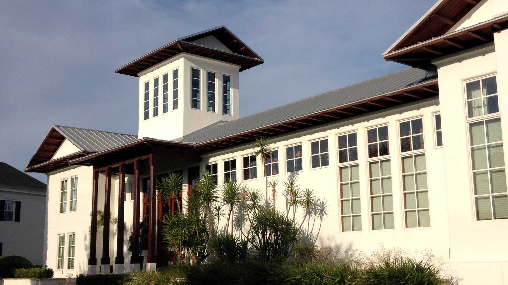 Casa residencial de dois andares com varanda e garagem em rua arborizada do bairro Baldwin Park, em Orlando