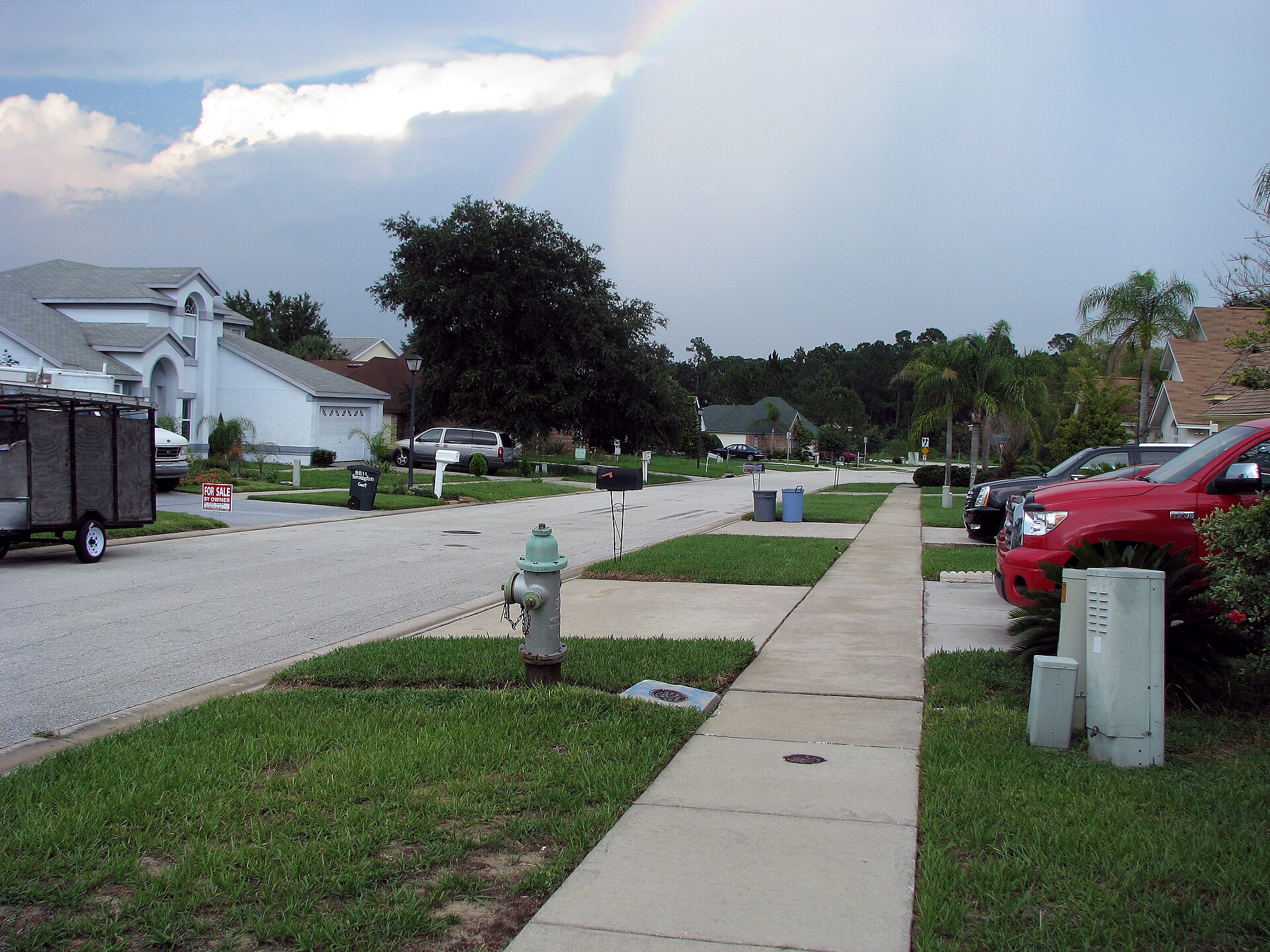 Rua residencial com casas térreas em Kissimmee