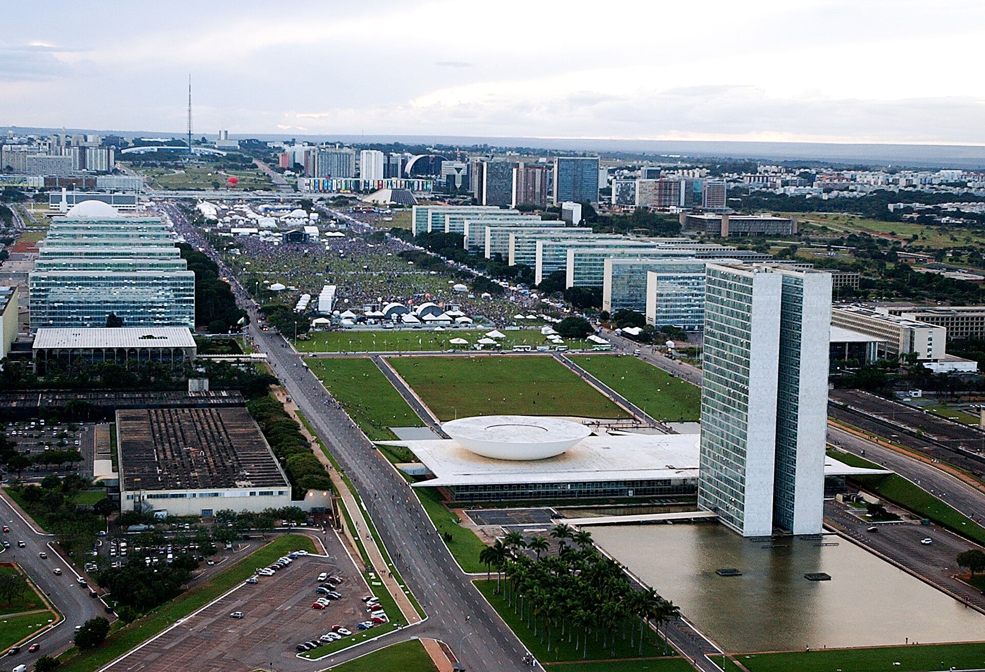 Vista aérea da Esplanada dos Ministérios, em Brasília, com o Congresso Nacional em primeiro plano e os prédios dos ministérios ao longo do gramado