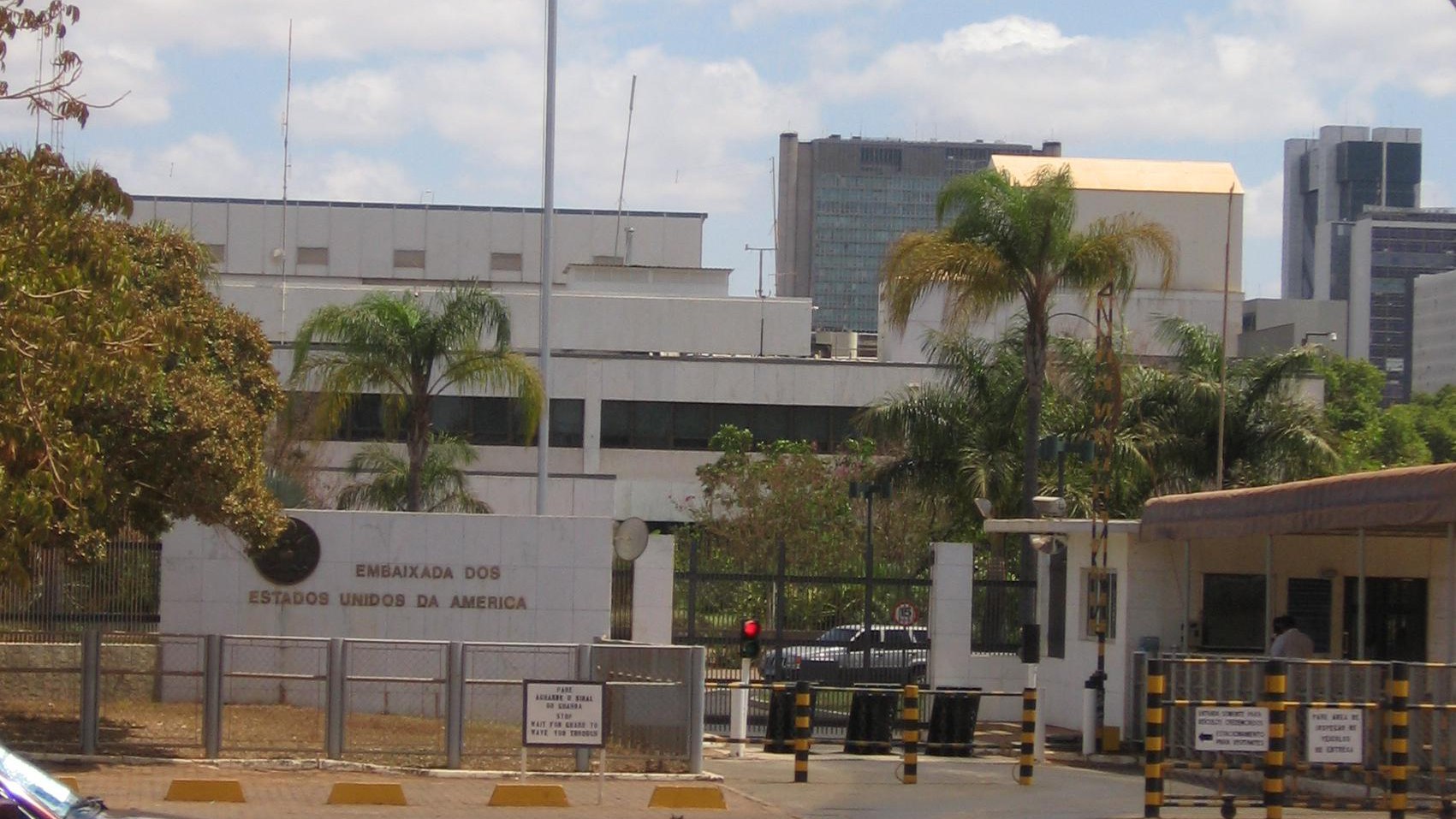 Fachada da Embaixada dos Estados Unidos em Brasília, com o emblema e a bandeira americana