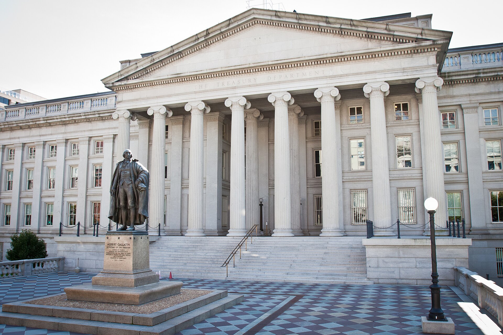 Fachada do Departamento do Tesouro dos Estados Unidos, em Washington, com a estátua de Albert Gallatin