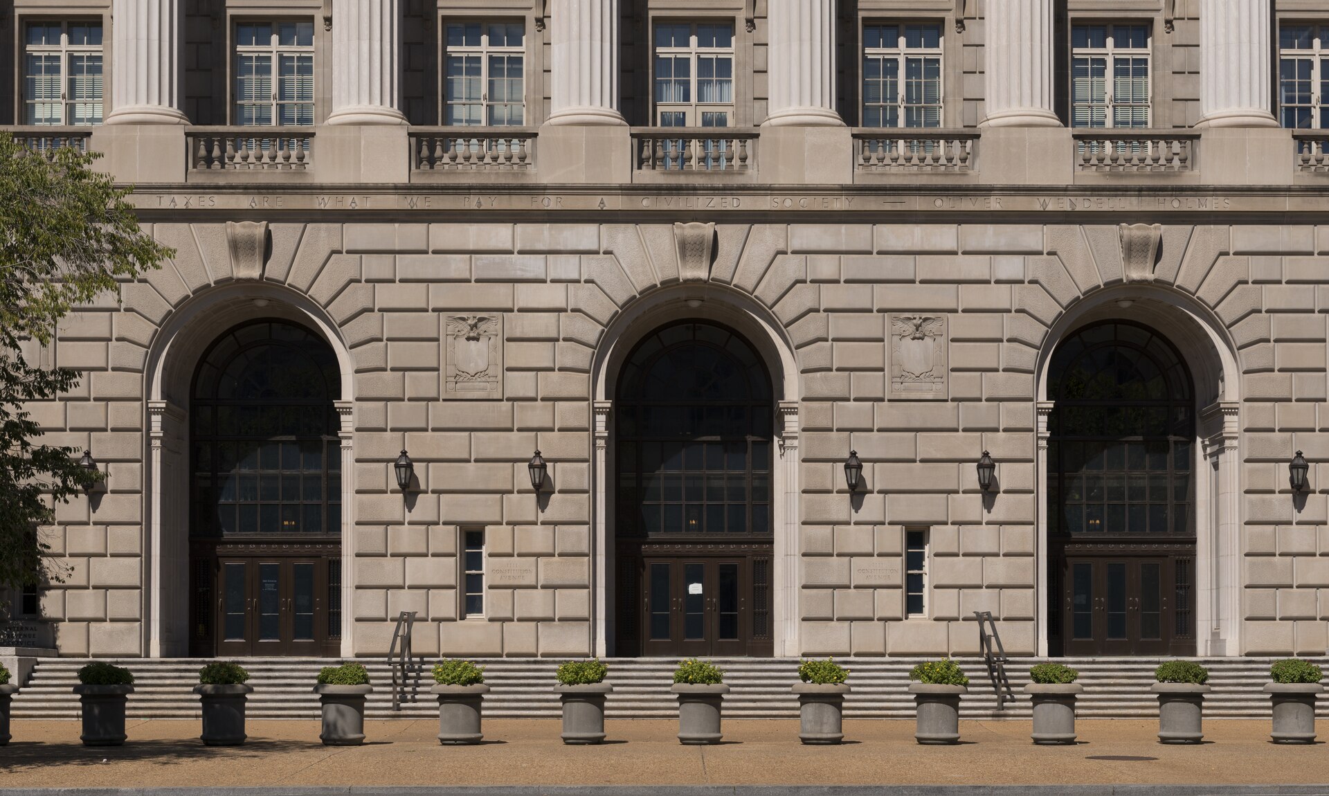 Fachada do edifício do Internal Revenue Service (IRS), a Receita americana, no Federal Triangle, em Washington