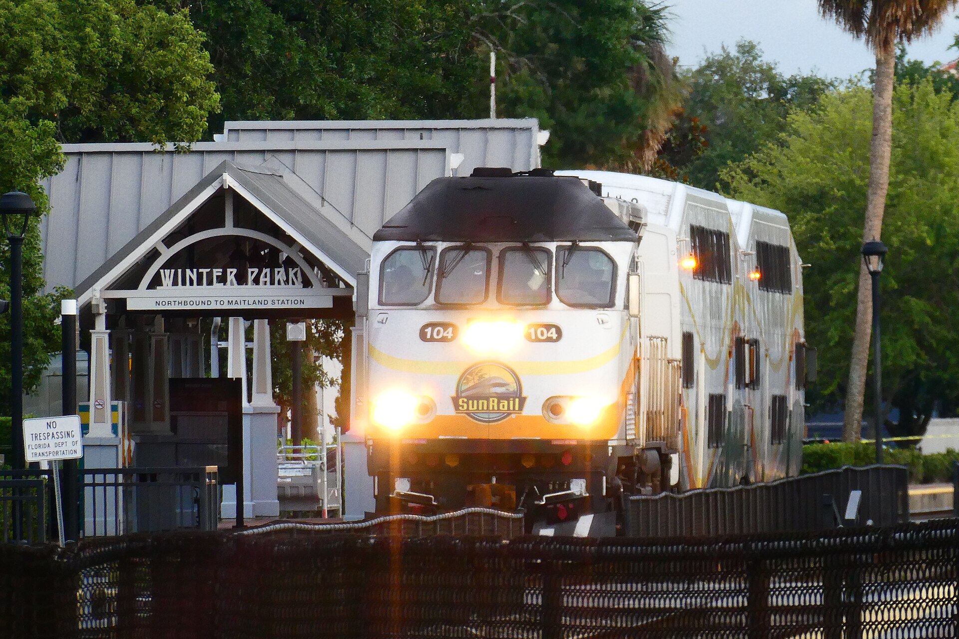 Trem do SunRail chegando à estação de Winter Park