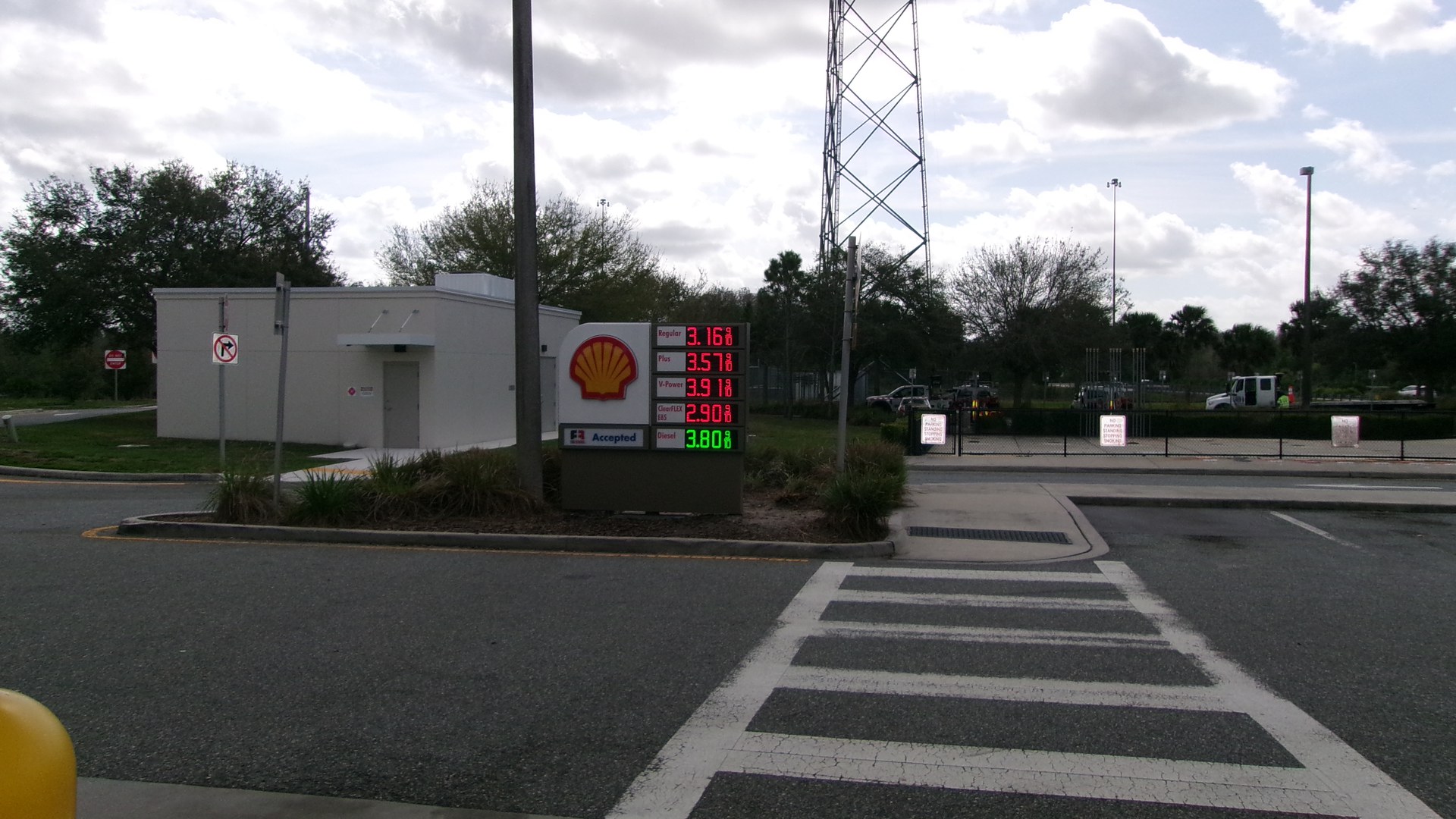Placa de preços de um posto Shell na área de serviço Canoe Creek, na Florida's Turnpike, no condado de Osceola, com os preços da gasolina em letreiro vermelho, em março de 2025