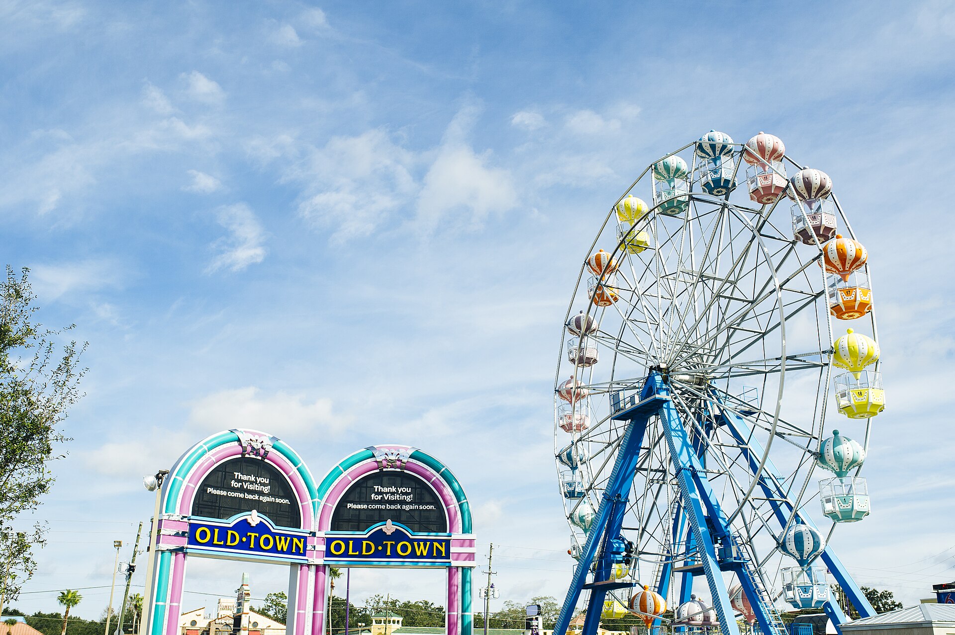 Entrada do Old Town, em Kissimmee, com a roda-gigante ao fundo