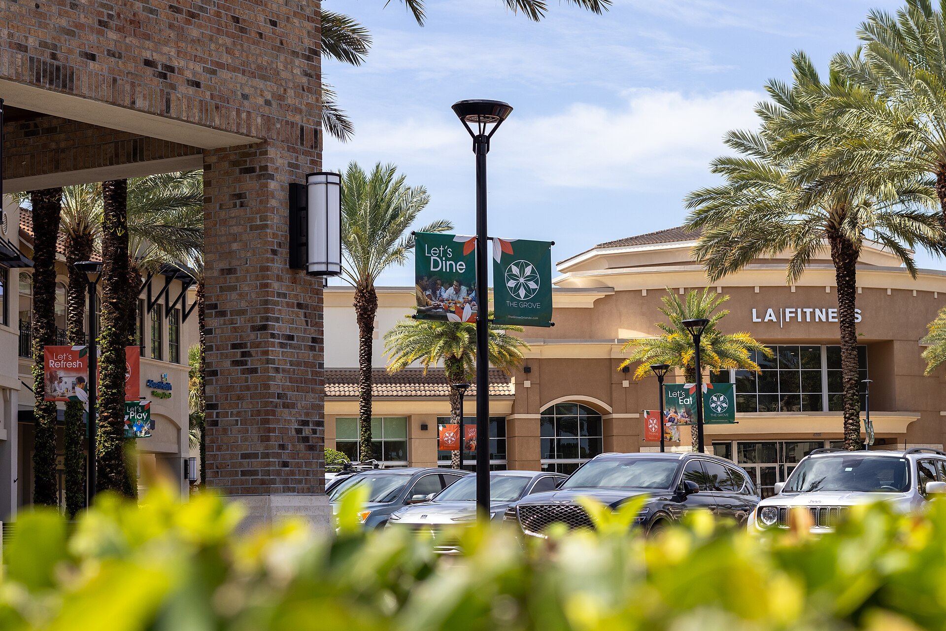 Centro comercial The Grove, em Windermere, na região de Orlando, com palmeiras e estacionamento