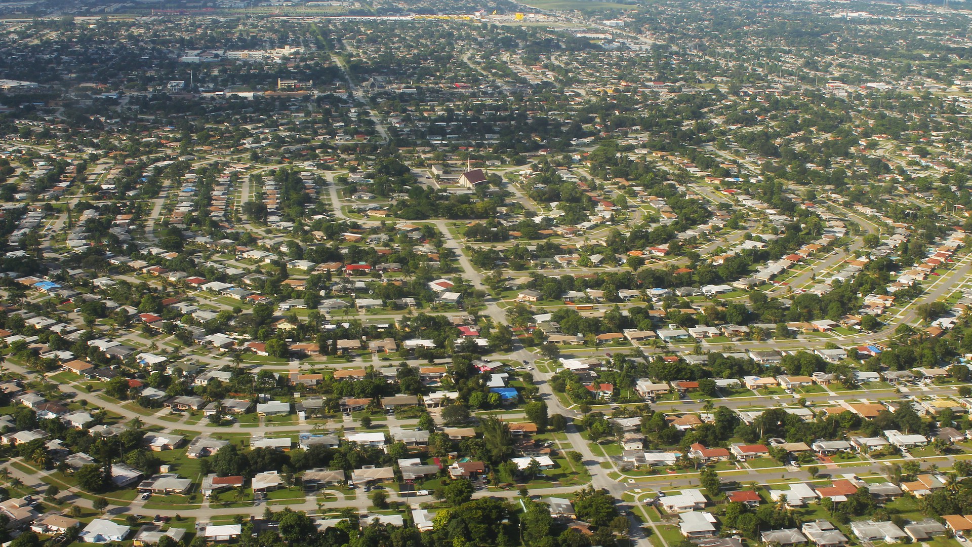 Vista aérea de um bairro de casas térreas com quintais e ruas arborizadas em Melrose Park, na região de Fort Lauderdale, Flórida