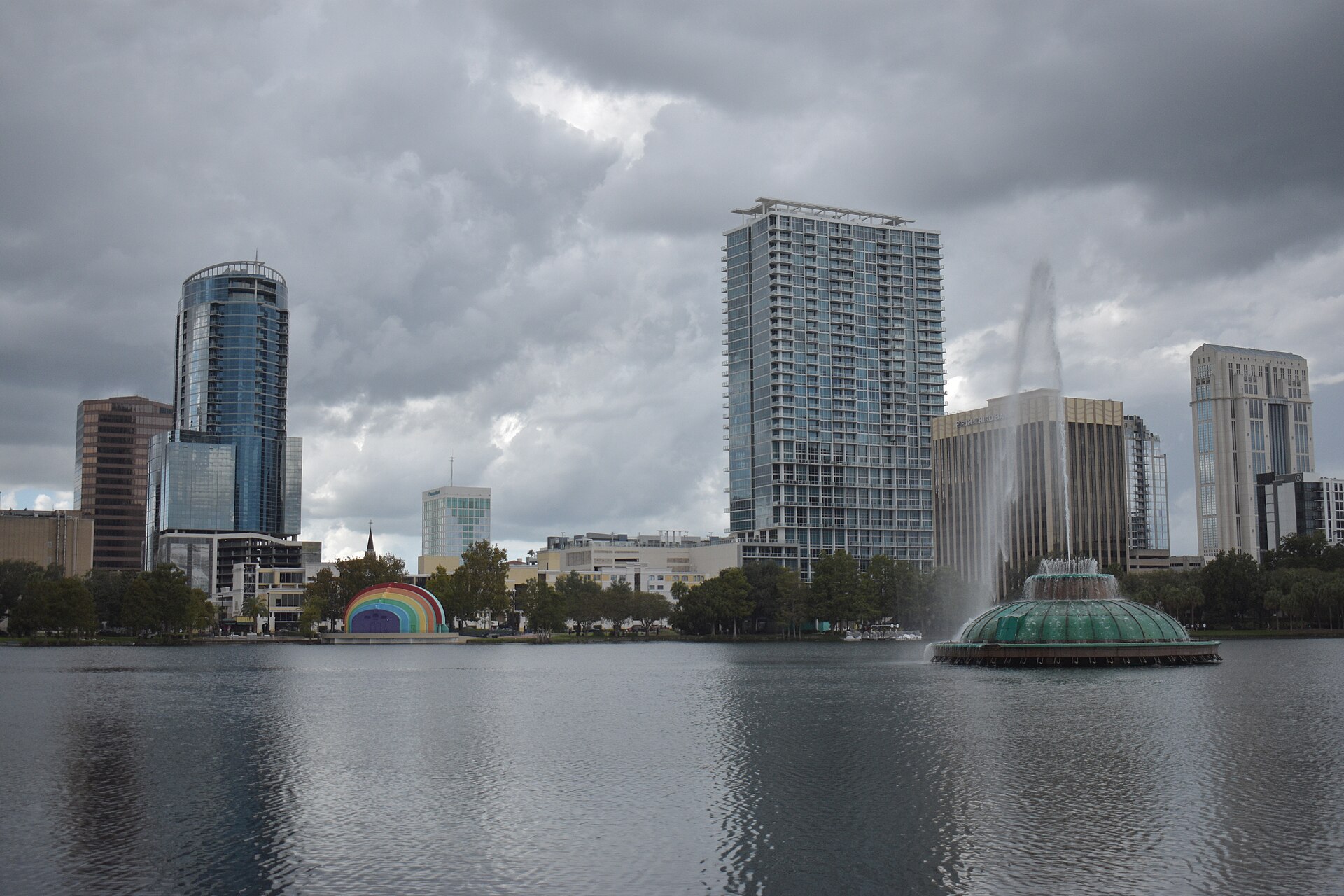 Fonte e anfiteatro do Lago Eola, com prédios do centro de Orlando ao fundo, em outubro de 2024