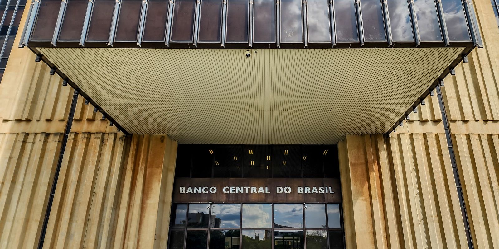 Entrada do prédio-sede do Banco Central do Brasil, em Brasília, com o nome da instituição sobre a porta de vidro