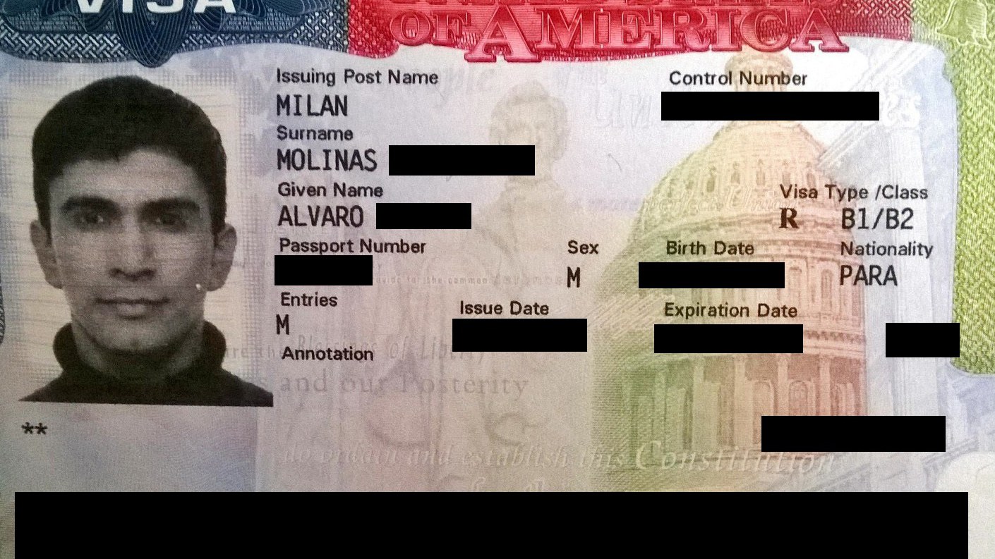 Página de passaporte com um visto dos Estados Unidos colado, mostrando os campos de categoria, validade e número de entradas
